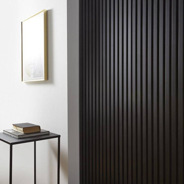 tasseau noir mur