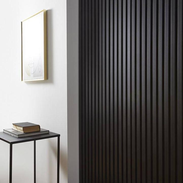 Mur TV - Lot de 5 panneaux tasseau bois - noir 250 x 30 cm | DECOON