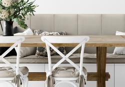 Espace repas avec banquette et coussins muraux