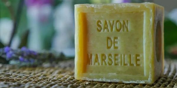 bloc de savon de marseille à raper pour dissoudre dans l'eau