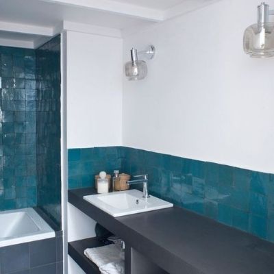 Salle de bain avec douche et crédence en zellige bleu